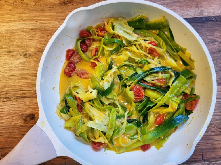 Porreegemüse in Curryrahmsauce